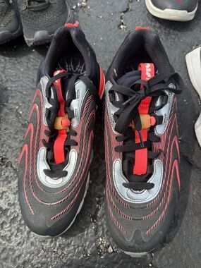 NIKE Black & Red Athletic Sneakers